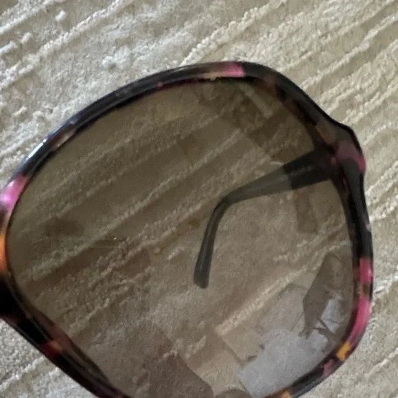 Gucci Tortoiseshell Sunglasses with Pink Accents - Picture 5 of 10